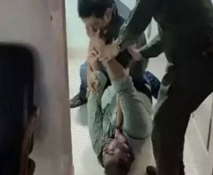 डॉक्टर के साथ भाई ने की मारपीट, संपत्ति विवाद में दबाया गला