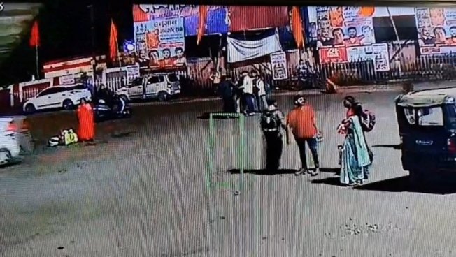 ट्रेन बदलने स्टेशन में उतरे युवकों के बीच हुई चाकूबाजी