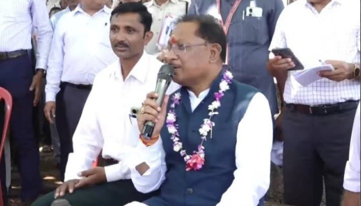 सुशासन तिहार 2025 : औचक निरीक्षण के दुसरे दिन इस गांव पहुंचे मुख्यमंत्री साय, बरगद के नीचे खाट पर बैठकर ग्रामीणों से ले रहे फीडबैक