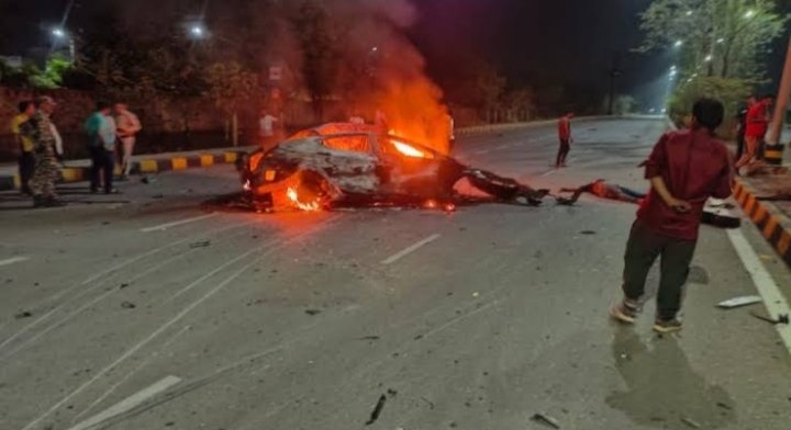 छत्तीसगढ़ ब्रेकिंग: रफ्तार का कहर, पोल से टकराने के बाद कार में लगी भयंकर आग; एक की मौत और दो घायल