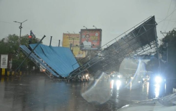छत्तीसगढ़ ब्रेकिंग : आंधी-तूफान से प्रदेश के कई हिस्सों में दिखा कुदरती कहर, रायपुर में शेड गिरने से गाड़ियां दबी