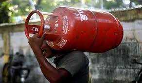 LPG गैस सिलेंडर पर होने वाले मासिक नुकसान से बचने के लिए जरूर अपनाएं यह तरीका, कहीं आप तो नहीं कर रहे ये गलतियां