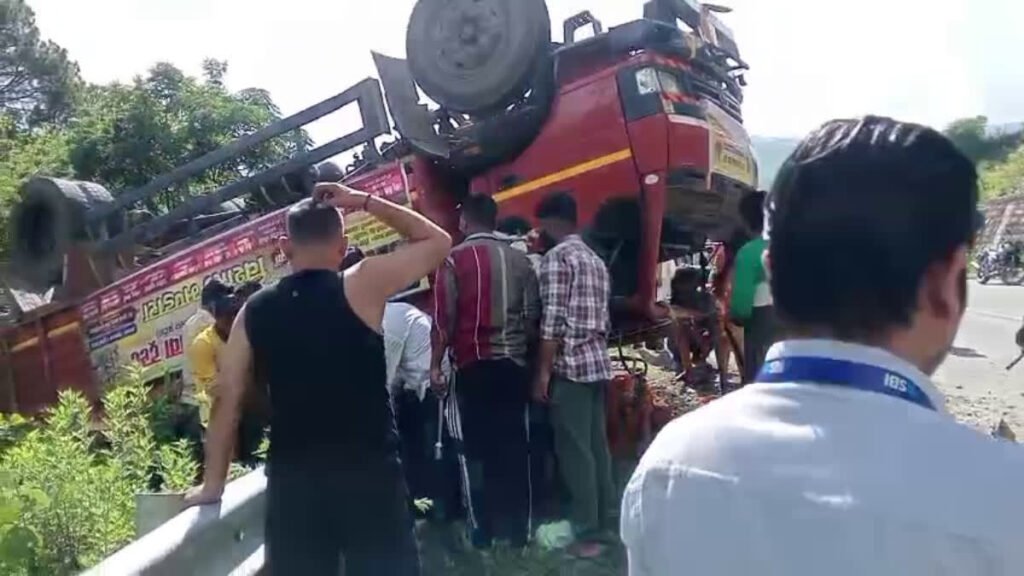 भीषण हादसा, गंगोत्री जा रहे कांवड़ियों का ट्रक पलटा, 3 की मौत, 14 लोग घायल