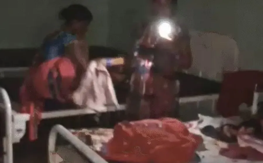 CG: टॉर्च की रोशनी में गर्भवती महिला की डिलीवरी, अचानक बिजली गुल हुई तो, मोबाइल फ्लैश की मदद से लगाए टांके