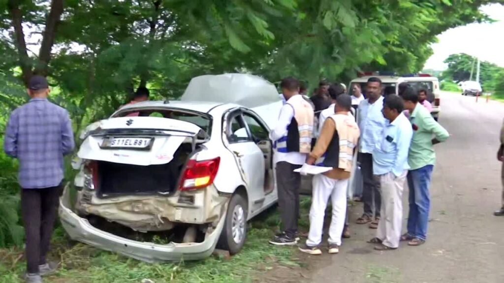 40 लाख रु. लूटकर भाग रहे बदमाशों की कार पलटी, नोटों के बंडल बिखरे, भीड़ ने 8.5 लाख बटोरे