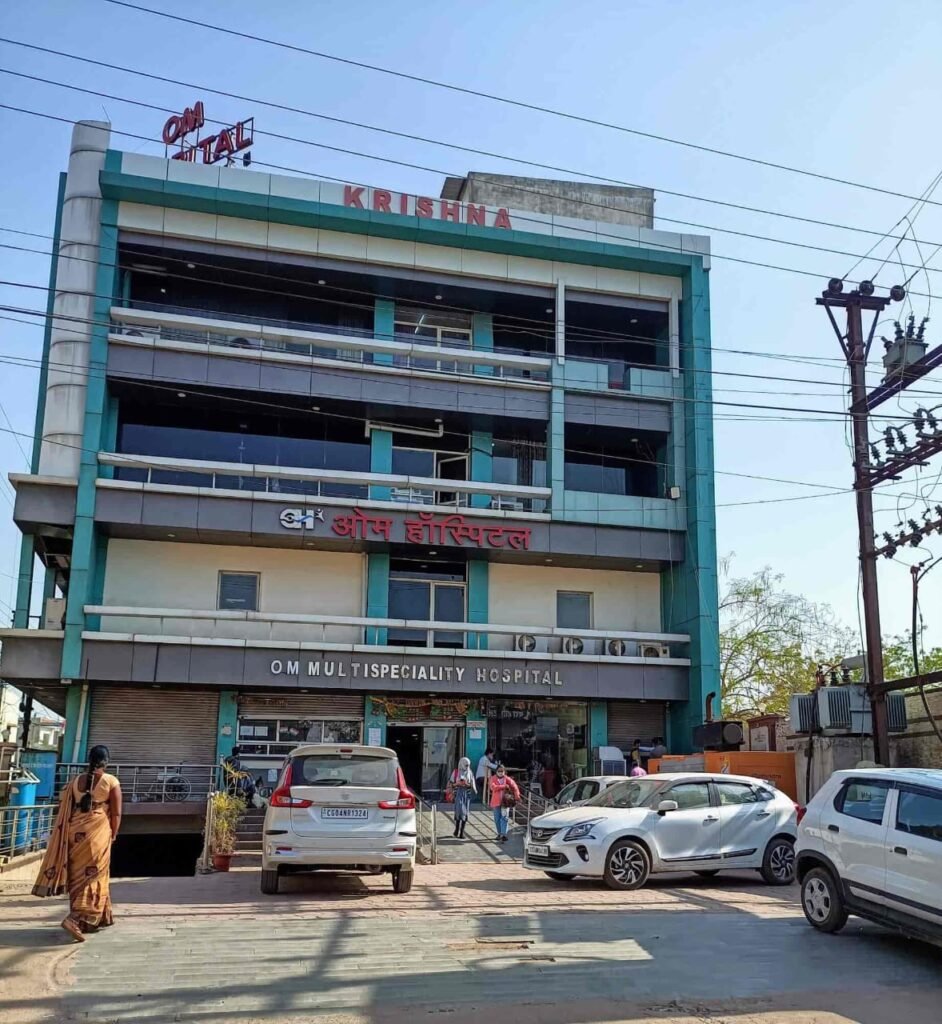 ओम हॉस्पिटल पर लापरवाही का आरोप: इलाज कराने गई महिला की मौत, परिजन बोले – “हम समझौता नहीं करेंगे”