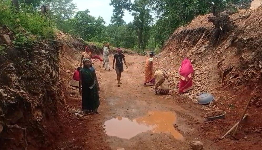 दशरथ मांझी की तरह छत्तीसगढ़ के गांववालों ने चीर डाला पहाड़, हथौड़े – कुदाल उठाकर बना दी सड़क, फटी की फटी रह गई आँख प्रशासन ….