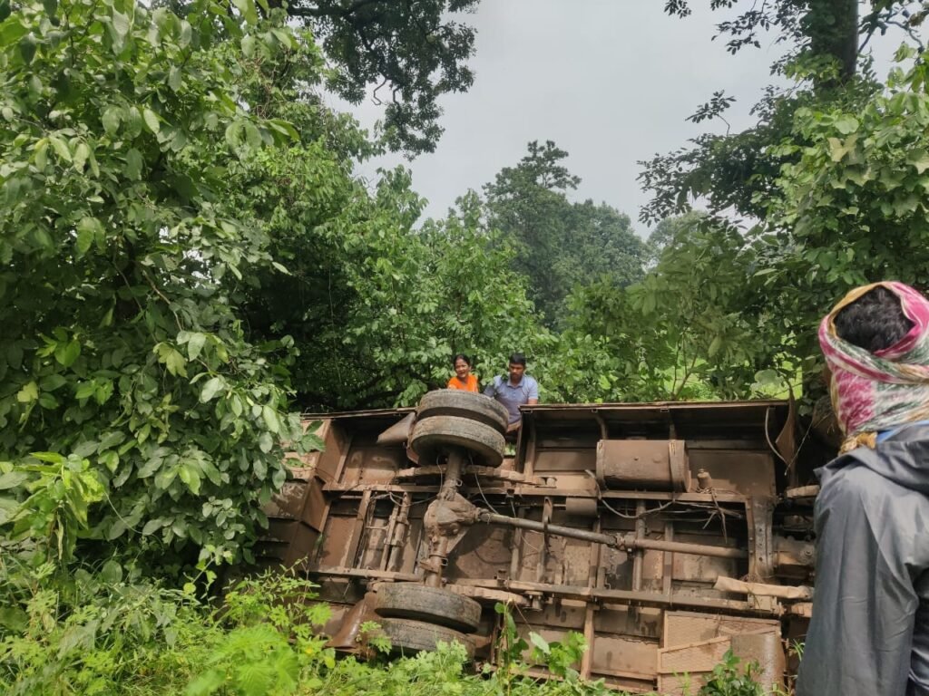 CG: बड़ा हादसा, बस पलटने से एक बच्ची की हुई दर्दनाक मौत, कई लोग घायल