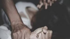 रेलवे स्टेशन के टॉयलेट में महिला से दरिंदगी, चाय लेने गया पति, इधर पत्नी के साथ….