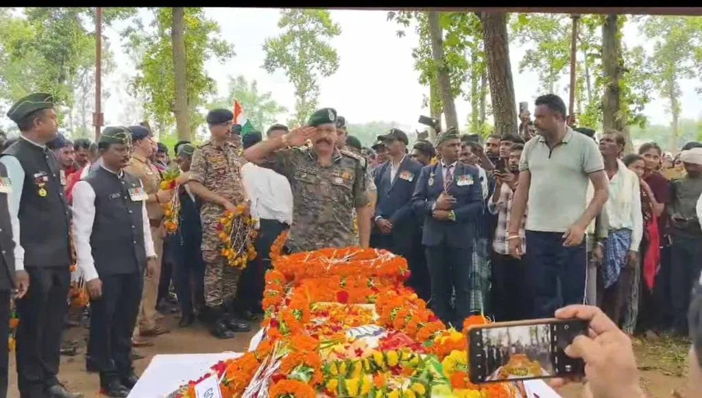CG: मणिपुर में शहीद हुआ बस्तर का लाल, तीन बेटियों के सिर से उठा पिता का साया, तिरंगे से लिपटकर गांव पहुंचा रंजीत कश्यप का पार्थिव शरीर