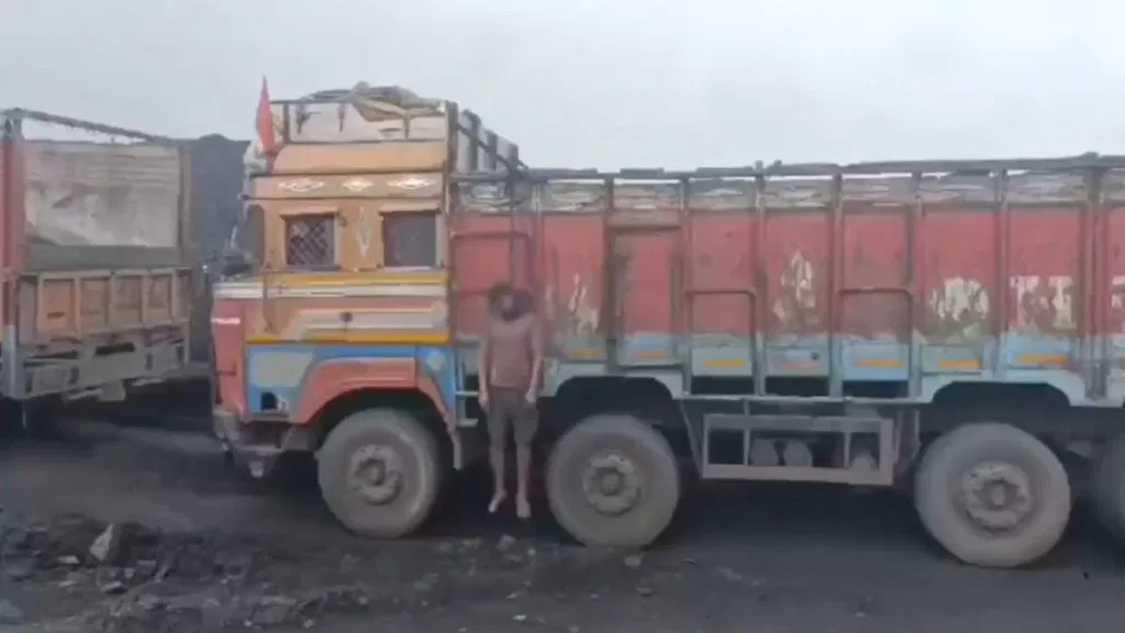 CG: ट्रक मालिक ने फांसी लगाकर की आत्महत्या, मौत से पहले वीडियो में पत्नी के कारण तनाव का किया ज़िक्र