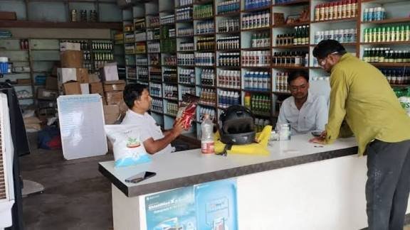 CG: खाद व कीटनाशक बिक्री में जमकर लापरवाही, तीन दुकानों के लाइसेंस निलंबित