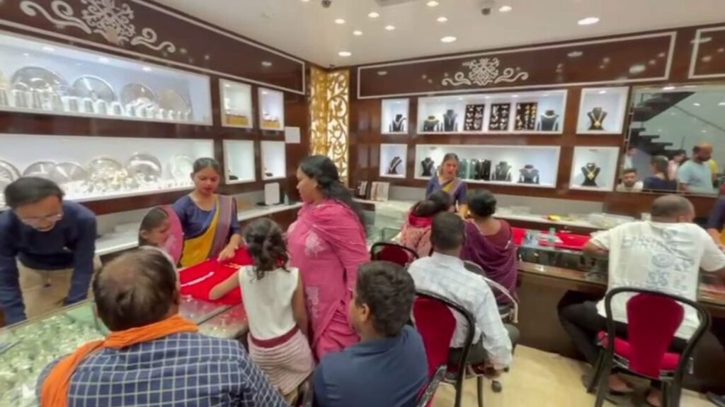 CG: दीपावली से पहले सर्राफा और ऑटोमोबाइल सेक्टर में जबरदस्त खरीदारी, 400 करोड़ तक पहुंचेगा कारोबार