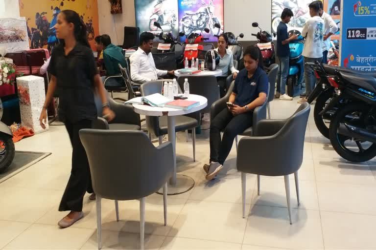 धनतेरस और दिवाली से पहले ऑटोमोबाइल सेक्टर में बूम, फोर और टू व्हीलर गाड़ियों की जबरदस्त बुकिंग
