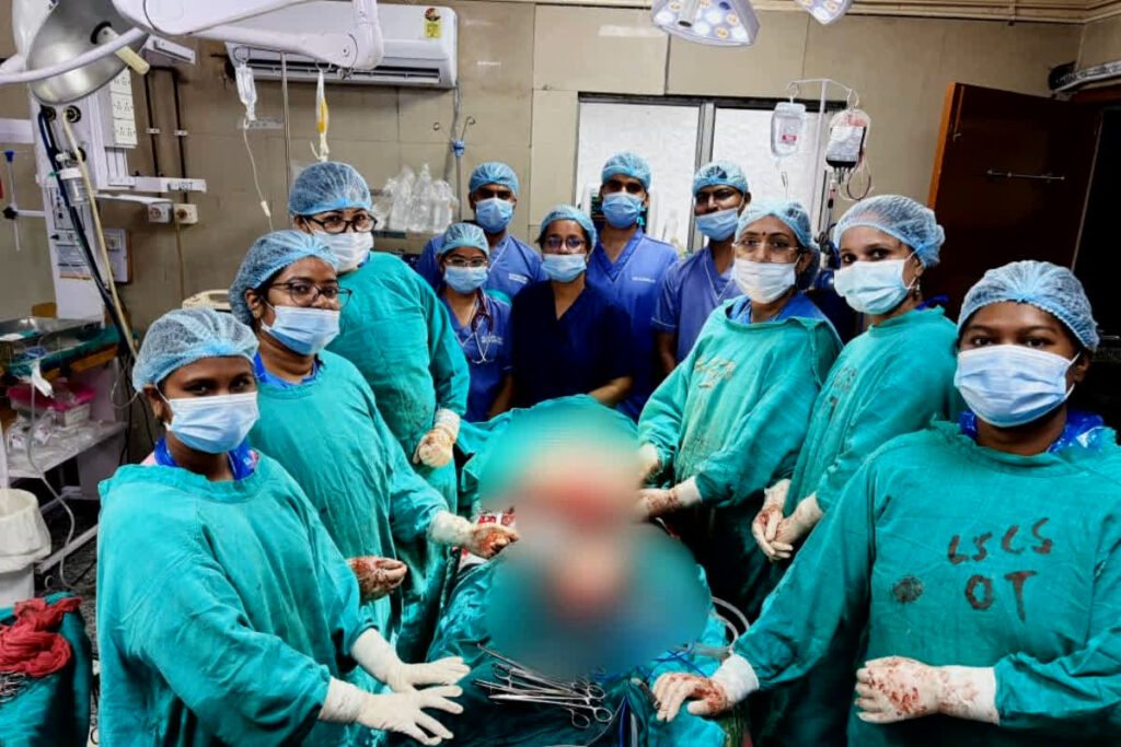 छत्तीसगढ का पहला अनोखा मामला, महिला के गर्भाशय के बाहर पल रहा था बच्चा, अंबेडकर अस्पताल के डॉक्टरों ने मां-बच्चे को दिया जीवनदान