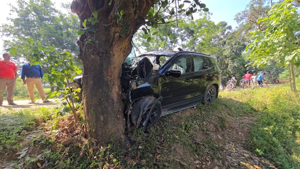 CG: धनतेरस के दिन कपड़ा कारोबारी के बेटे की सड़क हादसे में मौत, तीन दोस्त गंभीर