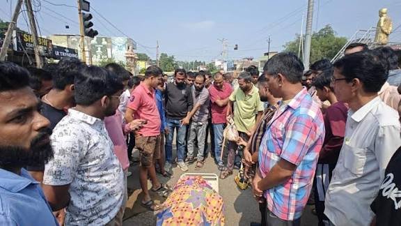 दीवाली किया खुशियां मातम में बदलीं, तेज रफ्तार ट्रक ने वृद्ध महिला को कुचला