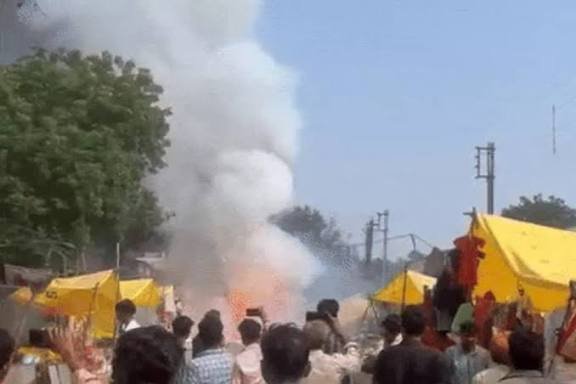 पटाखा बाजार बना आग का गोला, धमाकों से गूंजा लंका मैदान, आठ दुकानें जलकर राख