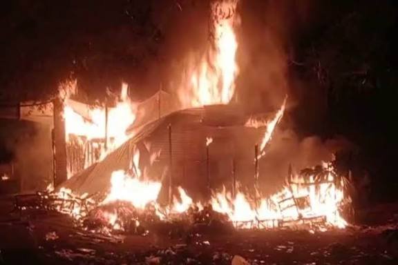 CG: शिवरीनारायण के बांबे मार्केट में भीषण आग, तीन दुकानें और दो ठेले का सामान जलकर खाक