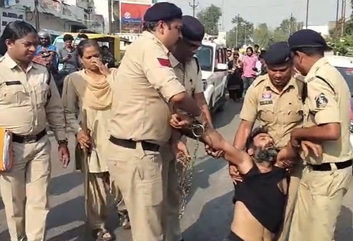 CG: मर्सिडीज वाले सूदखोर वीरेंद्र तोमर का रायपुर पुलिस ने निकाला जुलूस, अदालत में किया गया पेश