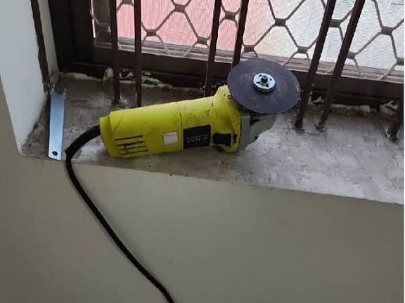 CG: बड़ा हादसा, टाइल्स कटिंग के दौरान मशीन से मिस्त्री की गर्दन कटी, मौके पर ही मौत