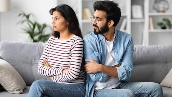 इस संकेत से समझ जाएं कि आपका पार्टनर अब आपसे हो गया है बोर, इन्हें बिल्कुल भी न करें इग्नोर