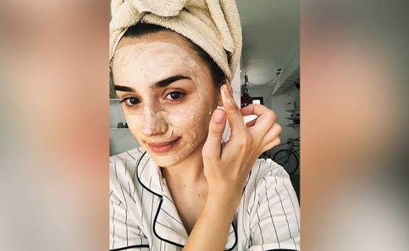 चंदन के पेस्ट को इन चार चीजों के साथ मिलाकर चेहरे पर लगाएं, फिर देखें रातों-रात कैसे निखर जाएगी आपकी त्वचा