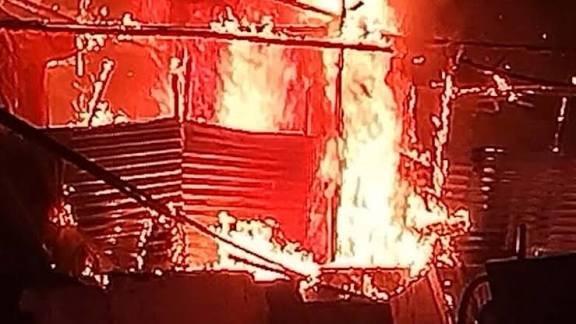 CG: गोदाम में लगी भीषण आग, लाखों का सामान जलकर खाक