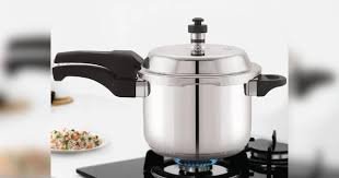 चावल प्रेशर कुकर में पकाने चाहिए या पतीले में? जानें सेहत और स्वाद के लिए कौन बेहतर
