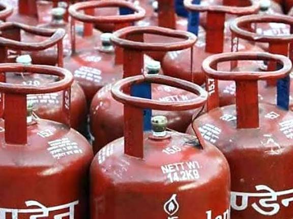 CG: ग्राहकों को मिल रहा कम गैस वाला सिलिंडर, कैमरे में गैंग की करतूत हुई कैद