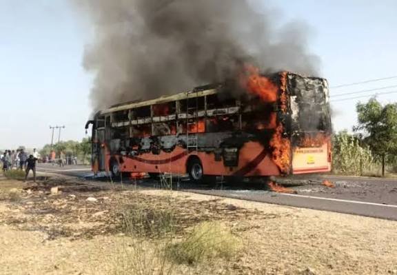बड़ा हादसा… नेशनल हाइवे पर बस में लगी भीषण आग, जान बचाने चलती बस से कूदे यात्री
