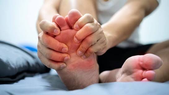 पैर के तलवे में जलन, सुन्नपन और दर्द को न करें नजरअंदाज, हो सकता है इस गंभीर समस्या का संकेत