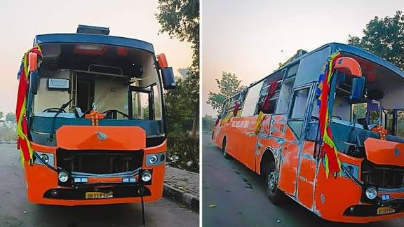 डबल डेकर बस अनियंत्रित होकर पलटी, 3 की मौत, 15 यात्री गंभीर रूप से घायल