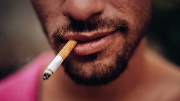 स्मोकिंग की वजह से आपके होंठ काले हो गए हैं, यदि हां! अपने होठों को गुलाबी बनाने के लिए अपनाएं ये टिप्स