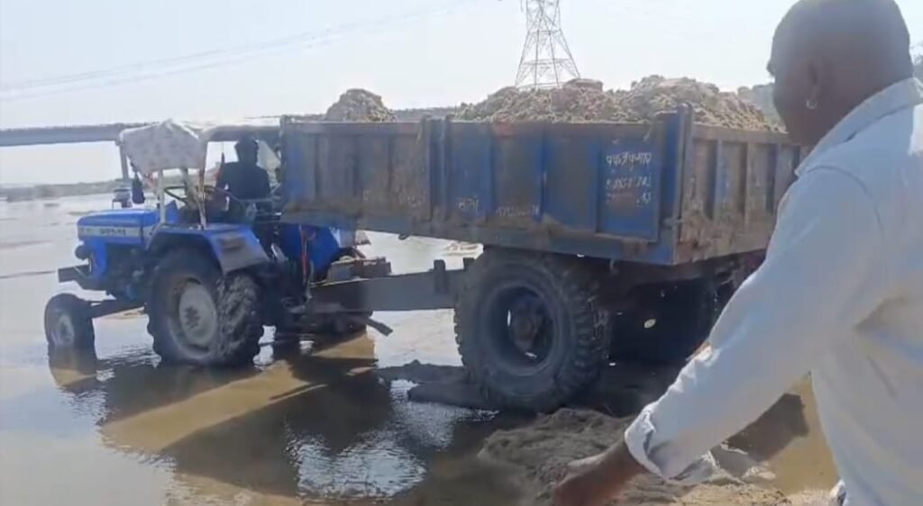 CG: पीथमपुर रेत घाट पर प्रशासन की छापामार कार्रवाई, मौके से रेत ट्रॉली और इंजन जब्त