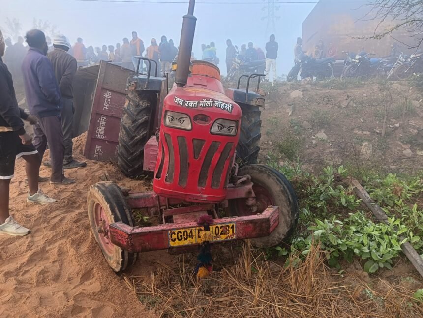 CG: दर्दनाक हादसा..तेज रफ्तार रेत से भरी ट्रैक्टर पलटी, चालक की मौके पर मौत