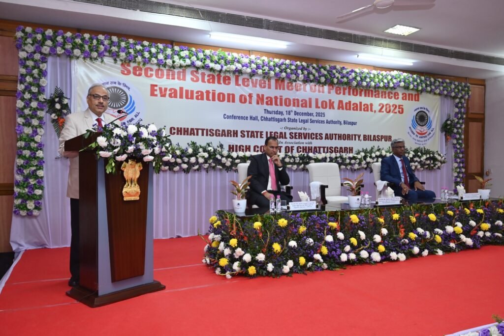 “न्यायमूर्ति रमेश सिन्हा, मुख्य न्यायाधीश, छत्तीसगढ उच्च न्यायालय द्वारा राष्ट्रीय लोक अदालत में उत्कृष्ट प्रदर्शन करने वालों को सम्मानित किया गया”