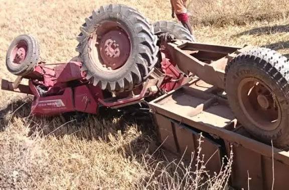 CG: रेत-मुरूम से भरा ट्रैक्टर पलटा, 22 वर्षीय युवक की दर्दनाक मौत