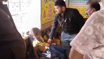 CG: शासकीय स्कूल में छात्राएं हो रहीं बेहोश, स्वास्थ्य विभाग की टीम ने लगाया कैंप, रिपोर्ट्स नॉर्मल फिर भी हो रही घटना