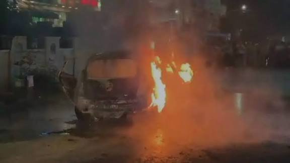 CG: तेज रफ्तार कार ने युवक को कुचला, गुस्साए लोगों ने लगाई गाड़ी मे आग