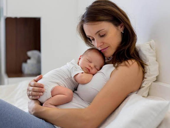 सिजेरियन डिलीवरी के बाद न्यू मॉम्स खाएं ये 6 चीजें, जल्दी भरेंगे टांके और ब्रेस्टमिल्क बढ़ाने में भी मिलेगी मदद