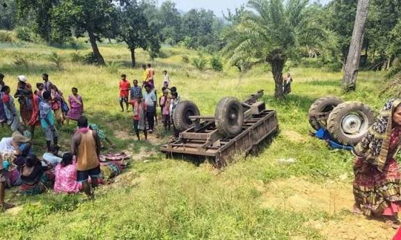 खून की प्यासी हुई सड़क…ट्रैक्टर अनियंत्रित होकर पलटा, 2 नाबालिको की दर्दनाक मौत