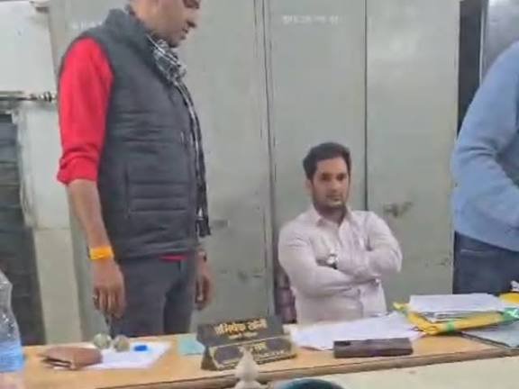 CG: एसीबी का छापा, रिश्वत लेते सहकारिता निरीक्षक गिरफ्तार