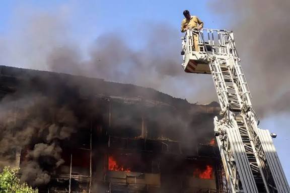 23 मंजिला इमारत में लगी भीषण आग, 40 लोगों जैसे-तैसे कर निकला गया सुरक्षित