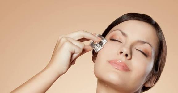 रात में चेहरे पर बर्फ रगड़ने के फायदे जानकर हैरान रह जाएंगे आप, जानें किस तरह करें फेस आइसिंग