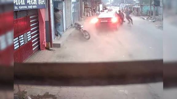 बेकाबू कार ने 6 लोगों को रौंदा, एक की मौत, 5 गंभीर रूप से घायल
