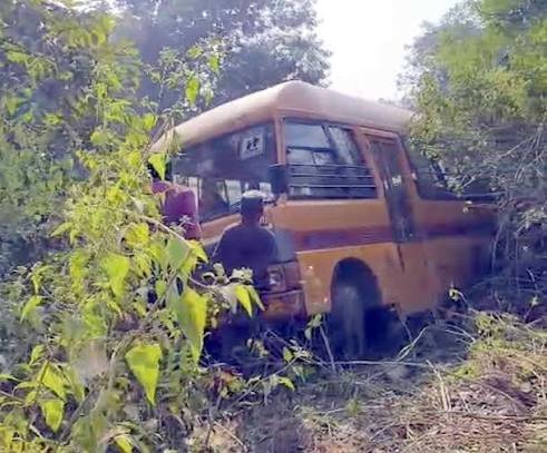 CG: ब्रेक फेल होने से स्कूली बस अनियंत्रित होकर नाले में गिरी, मचा हड़कंप