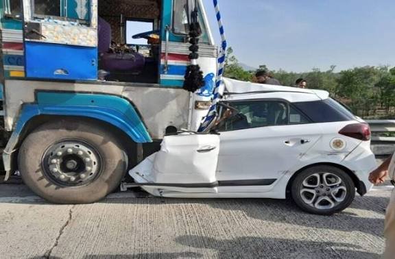 CG: कार और ट्रक की जबरदस्त टक्कर, हादसे में कांग्रेस नेता समेत दो की मौत