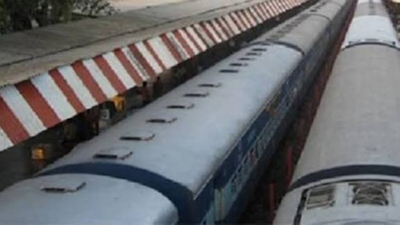 CG: चप्पल लेने मालगाड़ी पर चढ़ा कॉलेज छात्र, ओएचई तार की चपेट में आकर गंभीर रूप से झुलसा