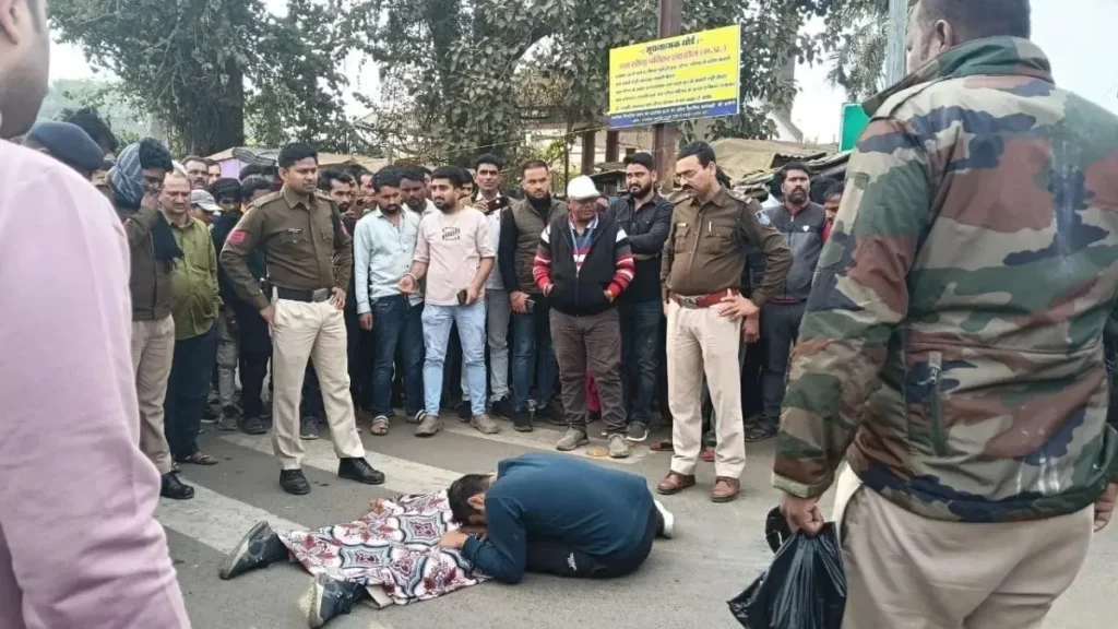 यात्री बस ने पुलिस आरक्षक को कुचला, मौके पर ही मौत